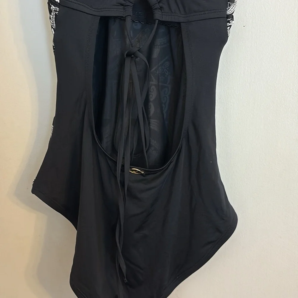 Jantzen black & white medallion black strappy back one-piece bathing suit.size 8 - Picture 8 of 11